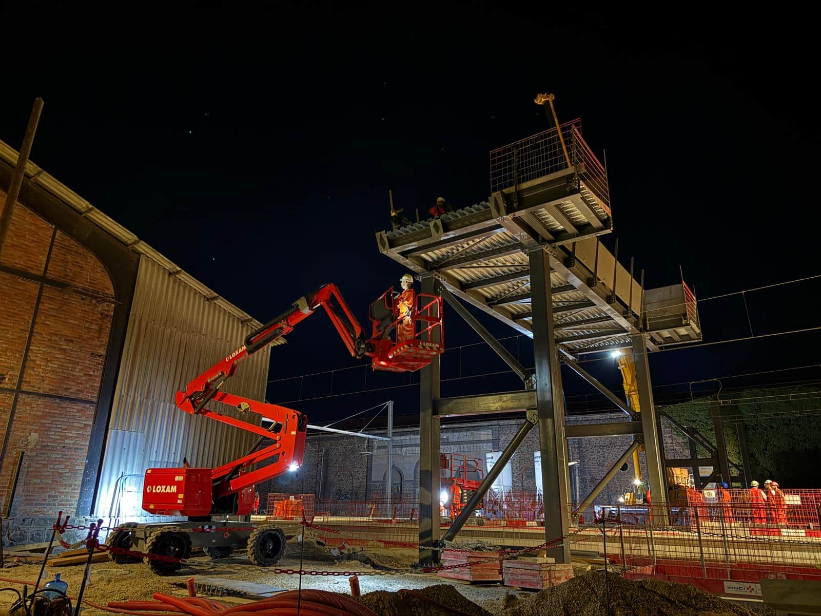 La première partie du tablier de la passerelle piétonne a été posée